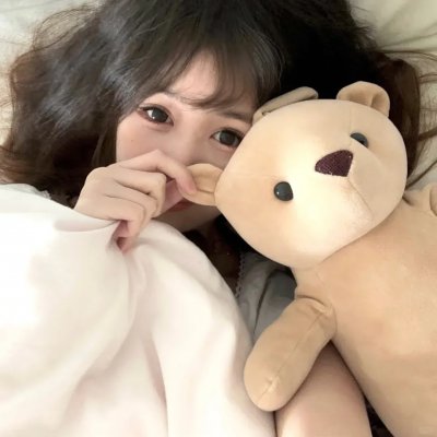 青笺未寄误红妆